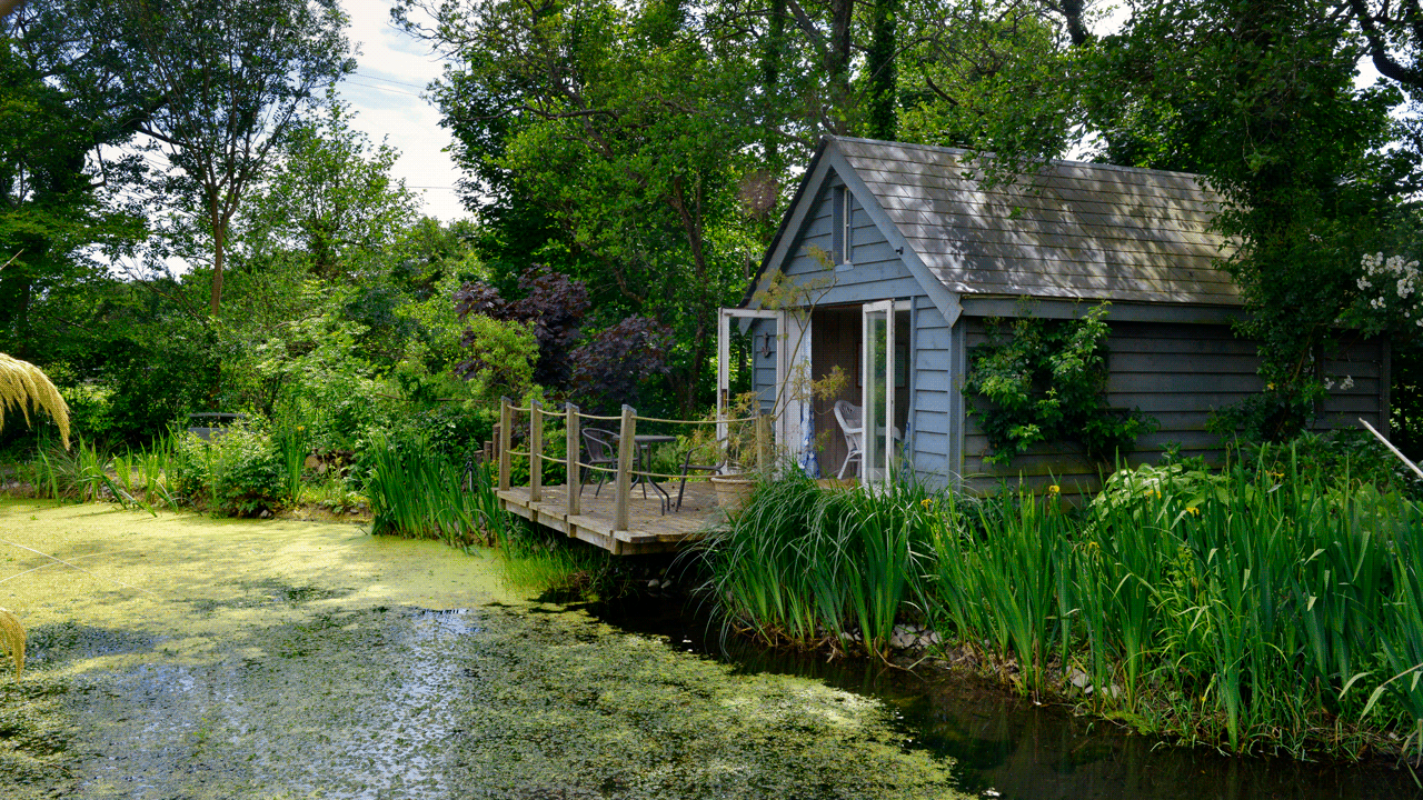 Big Man Tiny Homes – Small Lakeside tiny house